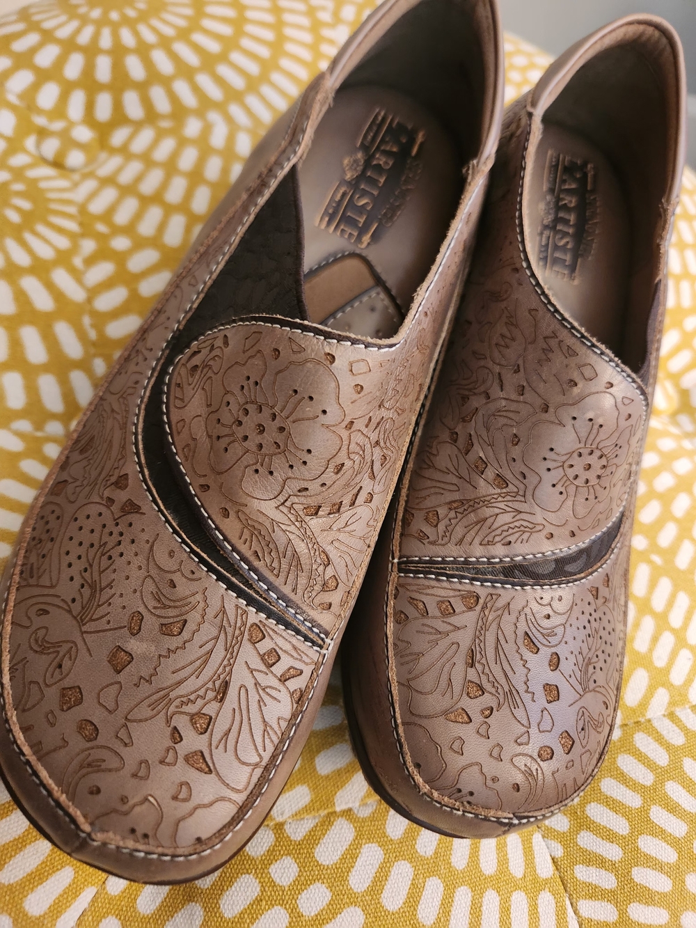 L'artiste Spring-Step Floral Embossed Leather Clogs. Size 7 - Picture 11 of 13